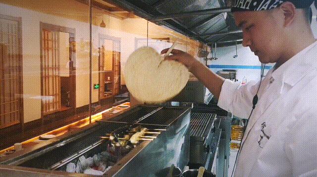 昆明唯一屋顶清真居酒屋，居然还能吃到活鳗鱼，48元清酒喝到嗨