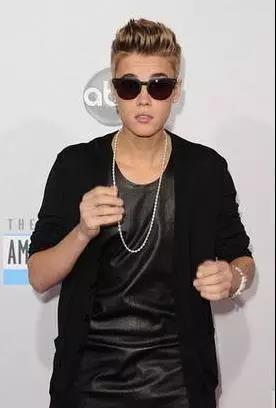 丁日，你妈喊你回家剪头了