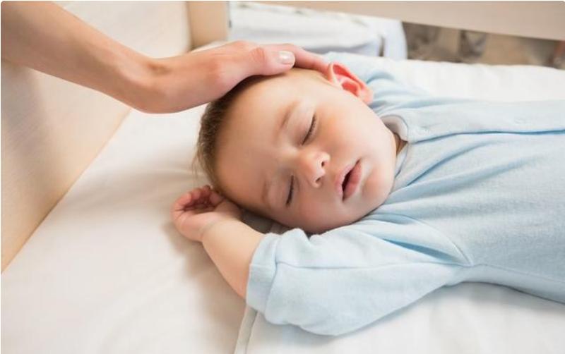 宝宝两个月睡整夜觉不吃奶正常吗,两个月宝宝睡整夜觉不喝奶怎么办