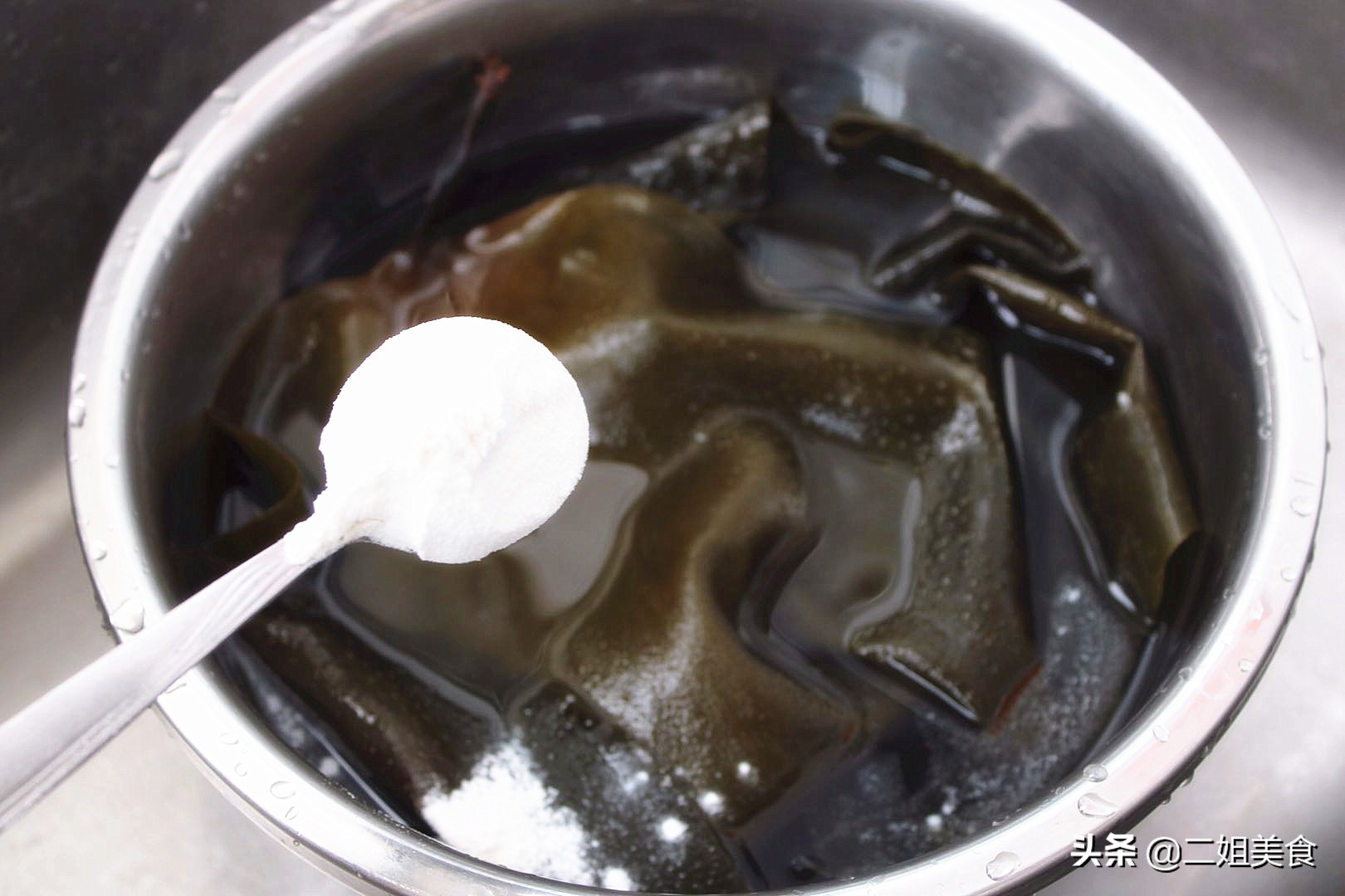 泡发海带时为什么要加海带,泡发海带用小苏打还是盐