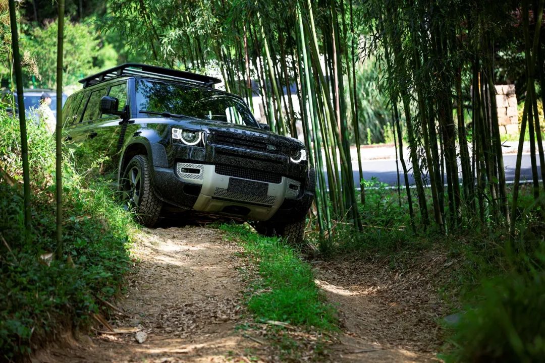 最新路虎卫士越野车,路虎卫士固特异at胎