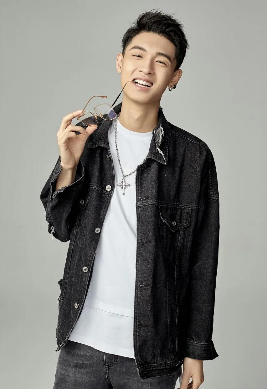 师兄团宠秦霄贤,师父有多宠小徒弟秦霄贤