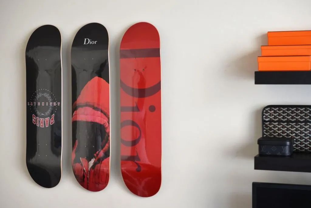 你是滑滑板还是赏滑板？买了艺术家联名的滑板不滑会被说装X吗？