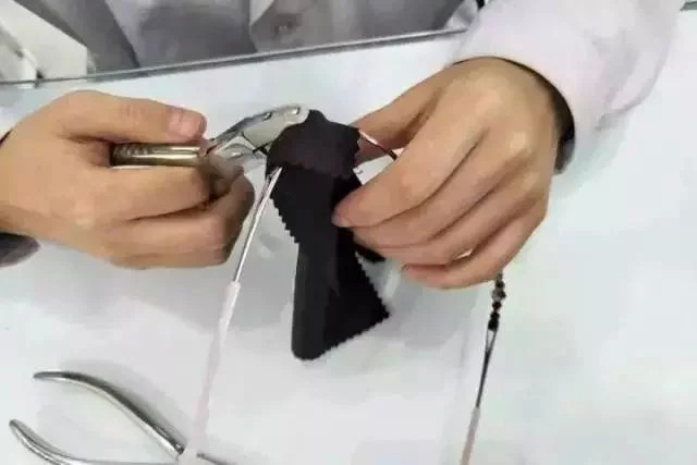 眼镜老是往下滑，get到这几项技能轻易解决烦恼