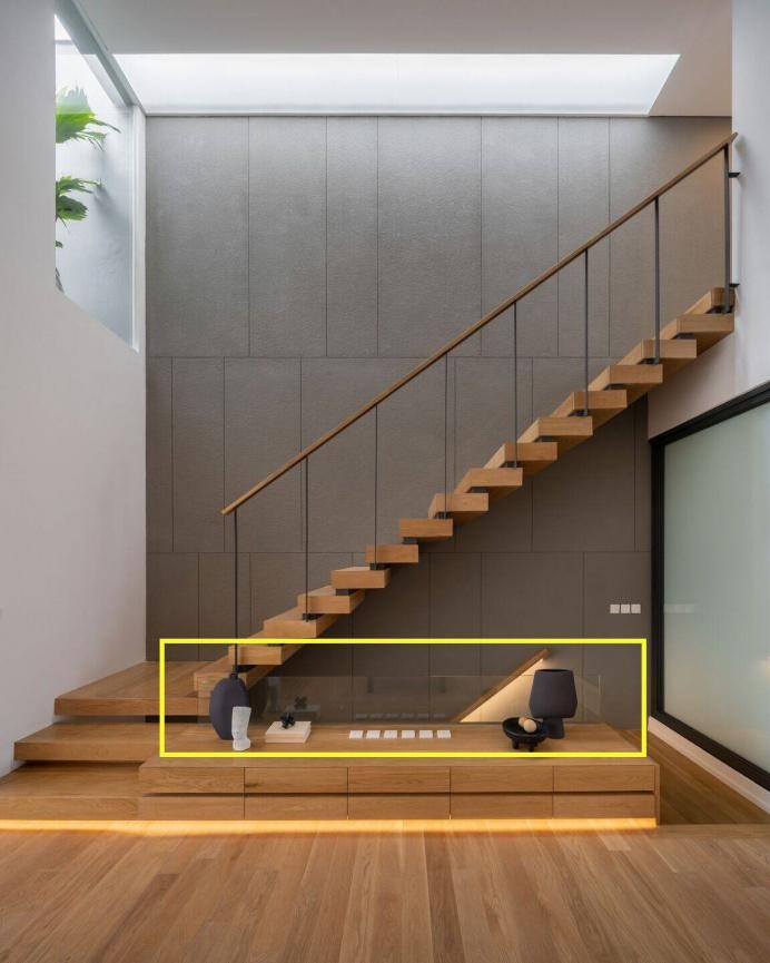 客厅中央电视柜与楼梯一体设计,客厅楼梯下面空间利用电视柜