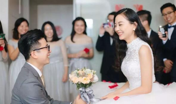 新郎接亲堵门游戏,新郎进门堵门游戏