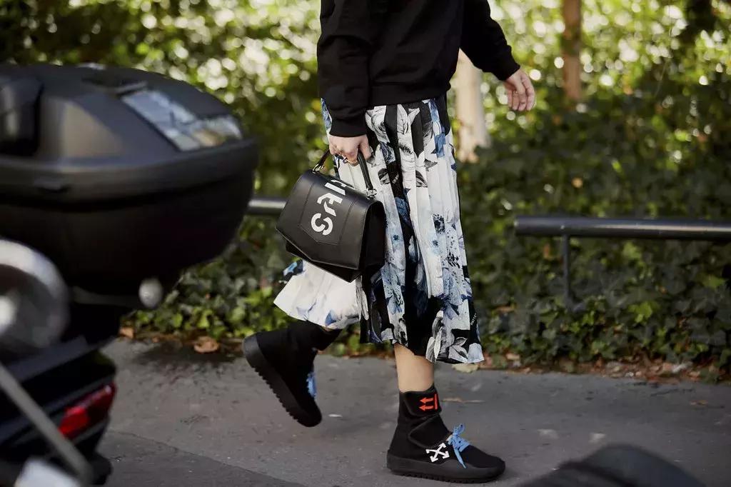 天气回暖怎么穿?裙子+运动鞋是时尚人群中热度最高的搭配法则