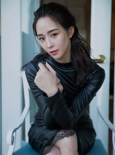 张钧甯挑战皮衣诱惑赶时髦！连衣裙套装+红唇实力扮酷