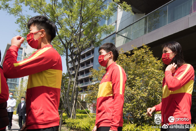 铿锵玫瑰启程赴韩国，陈戌源送行，足协官方送祝福：期待凯旋