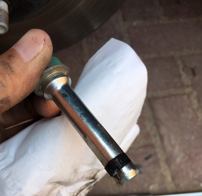 刹车片才磨损一点就刹不住了,刚换刹车片为什么刹不住车