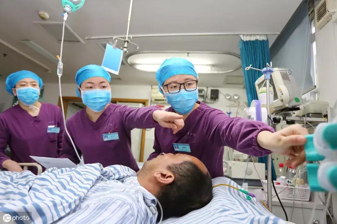 反复咳嗽发痒有痰是不是肺癌前兆,咳嗽十多天查出来肺部有肿瘤