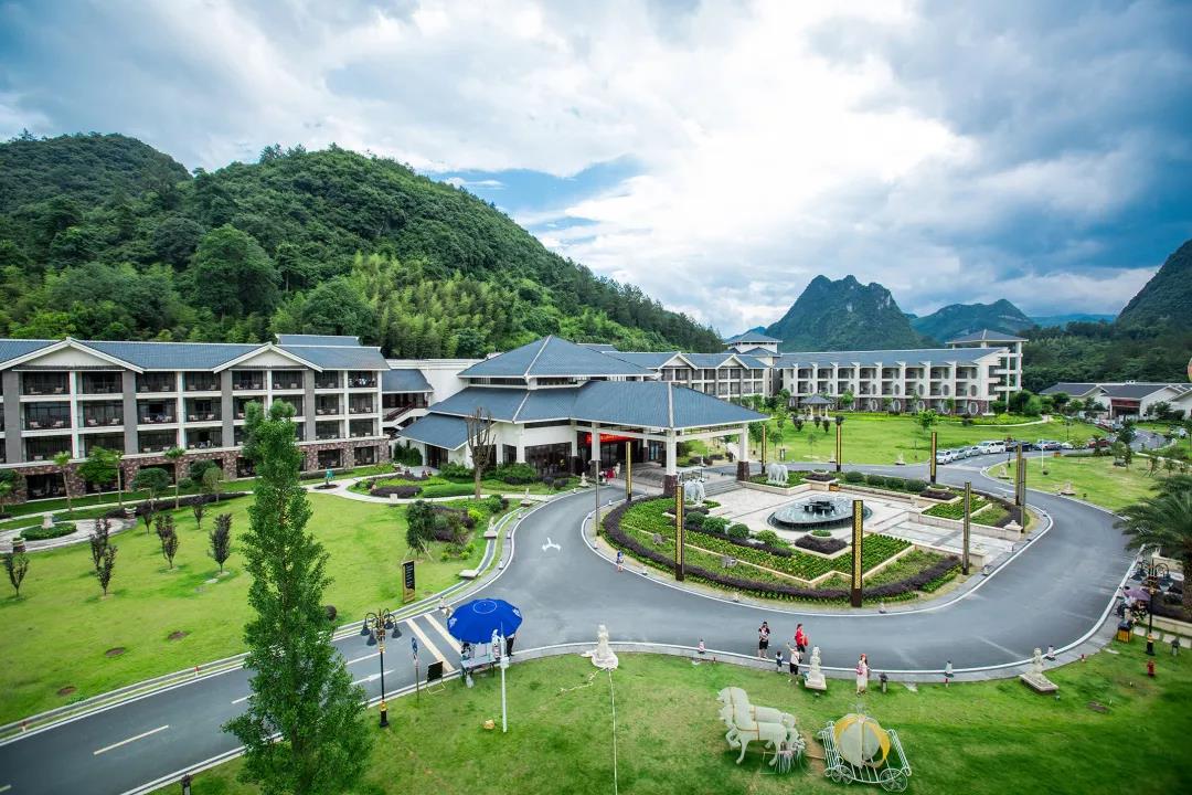 韶关的世外桃源，泡巴厘岛温泉，观小黄果树瀑布，享山景无边泳池