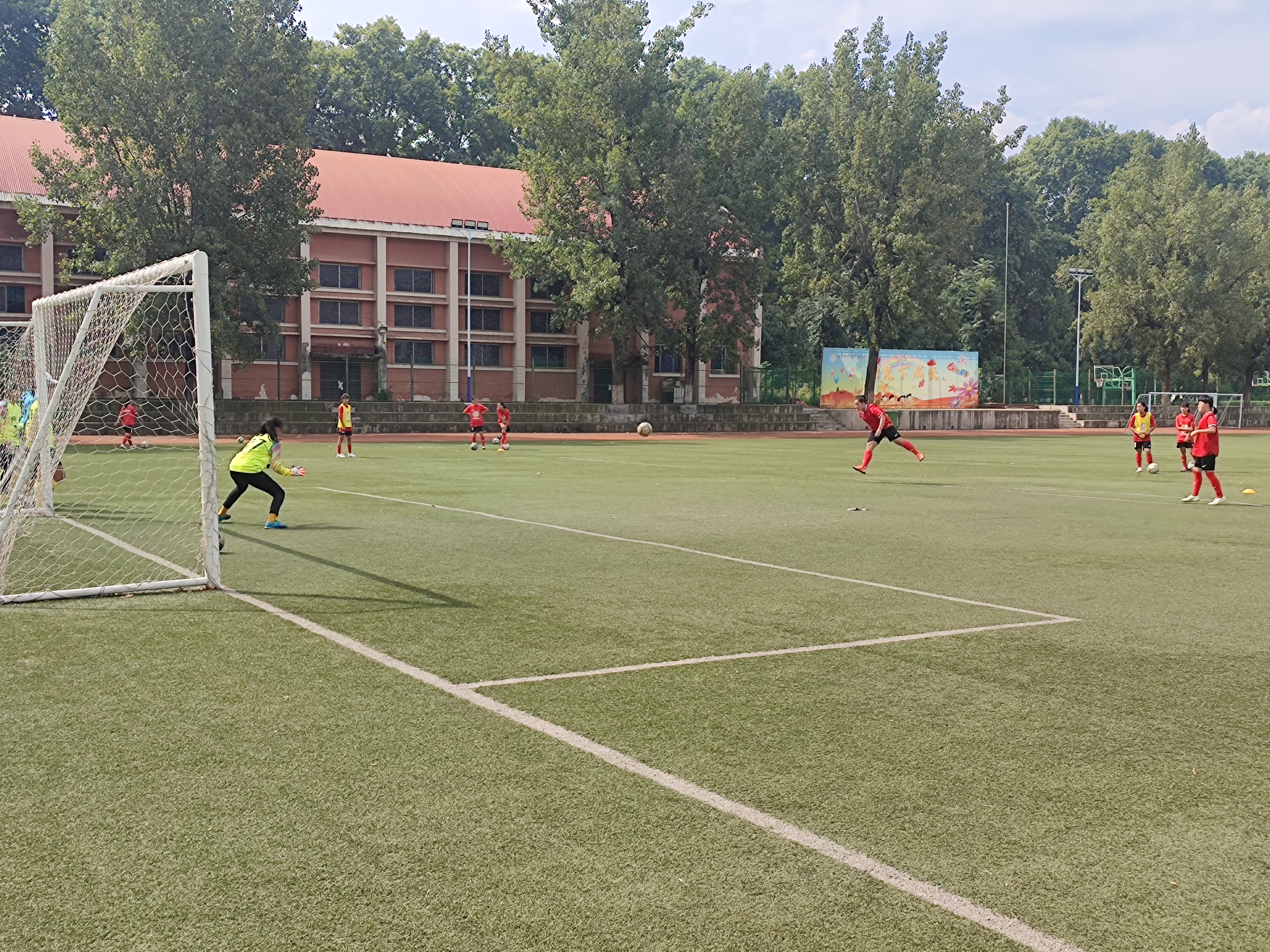 西安第二外国语学校建设,学校开展足球特色教育