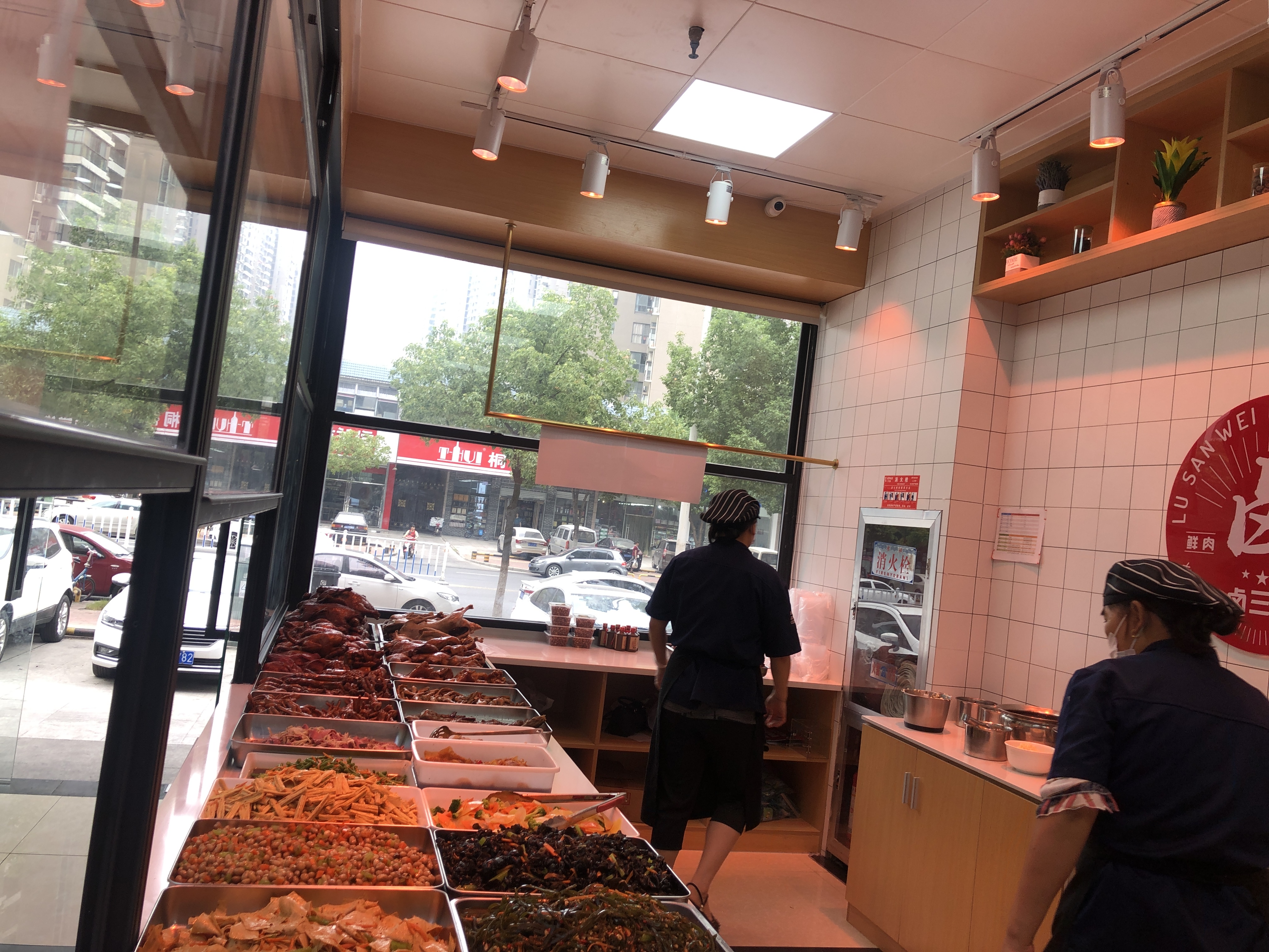 开卤菜店做什么卤菜容易挣钱,现在开卤菜店的市场前景怎么样呢