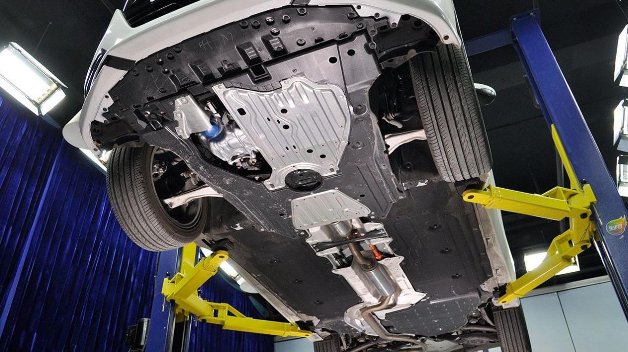 安装底盘护板不是全包围的好吗,新车需要安装底盘护板吗