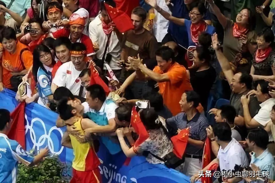 羽毛球单打和双打有什么区别,羽毛球为什么单打可以双打不行