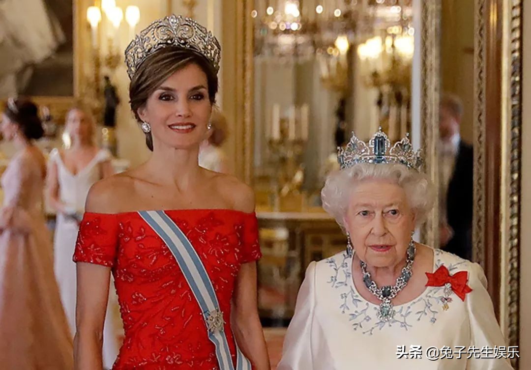 西班牙王后穿红衣服戴皇冠,西班牙王后戴帽子