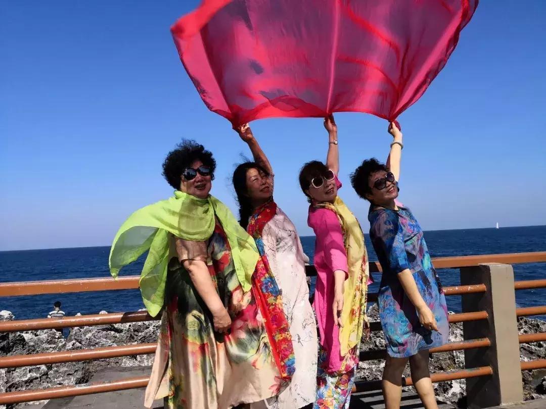 大妈拍照经典15个动作图片,大爷大妈经典拍照动作