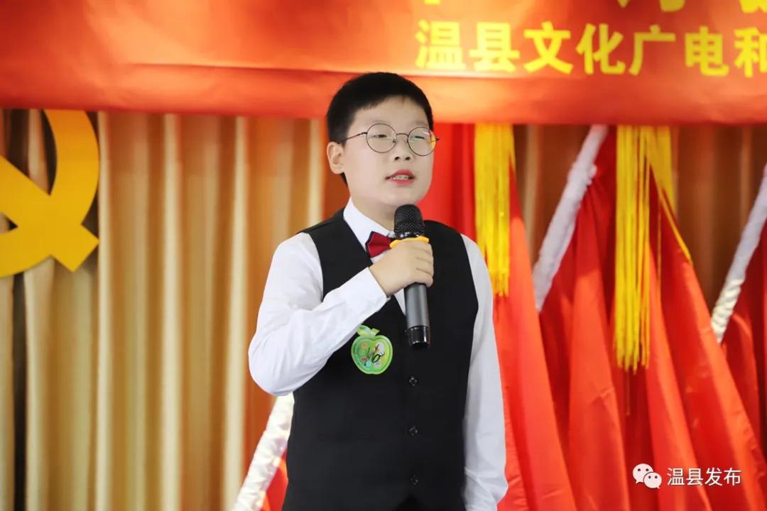 六岁孩子听感人朗诵,孩子朗读被感动