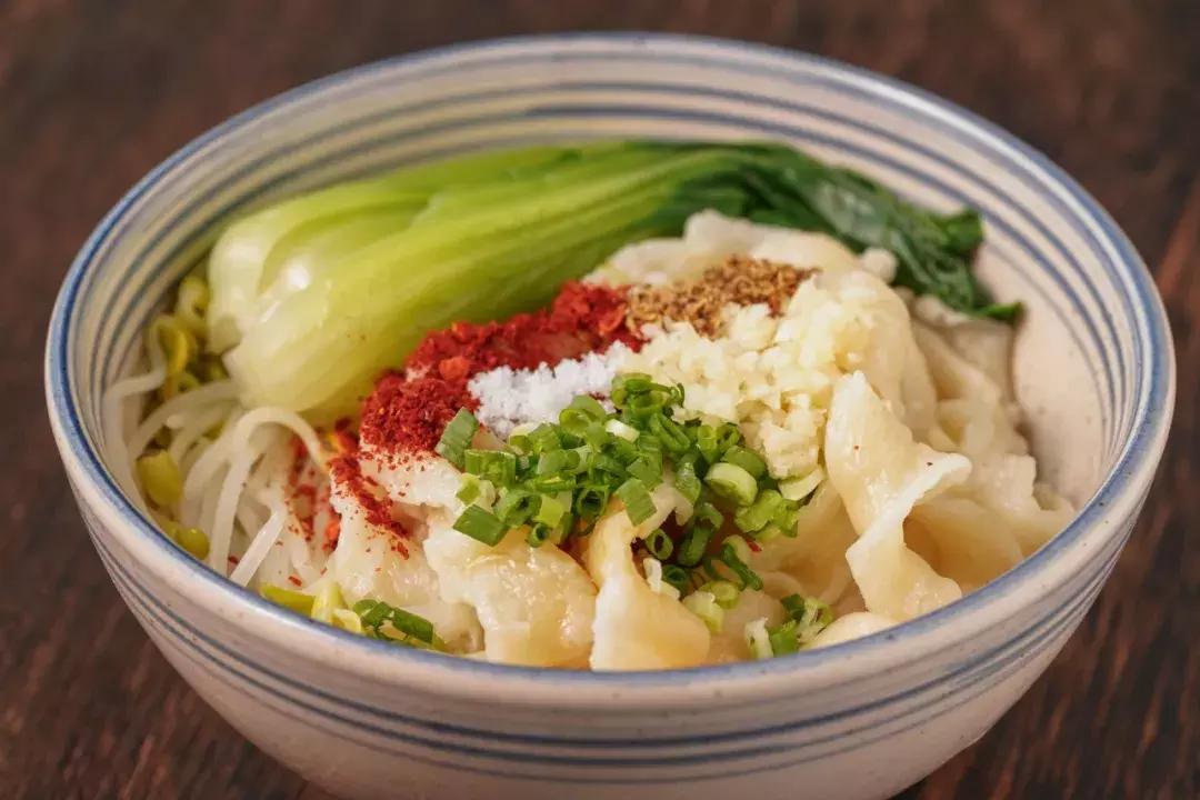 正宗好吃油泼面做法视频,油泼面怎么做最简单最好吃