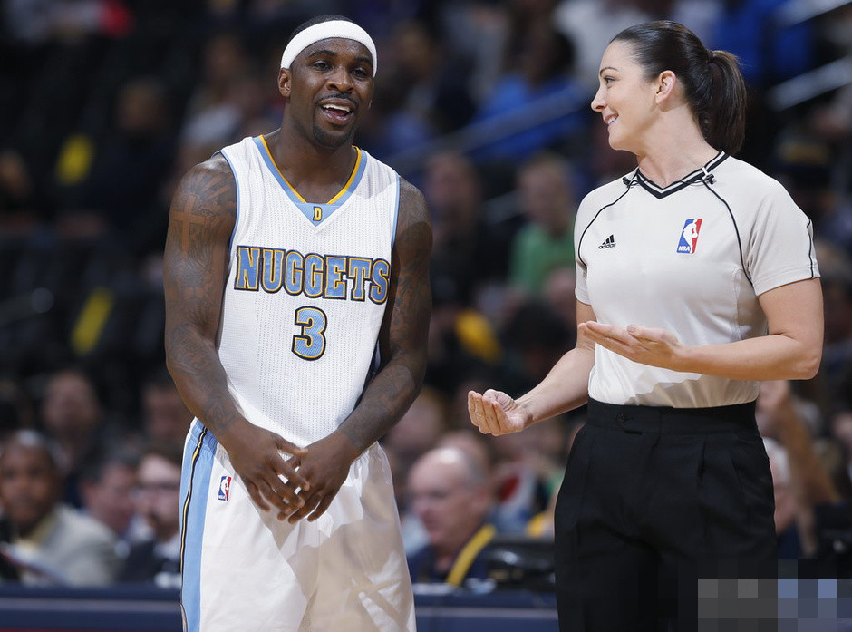 NBA美女裁判场上遇“尴尬”，黑人球员摸错部位，詹姆斯点名称赞
