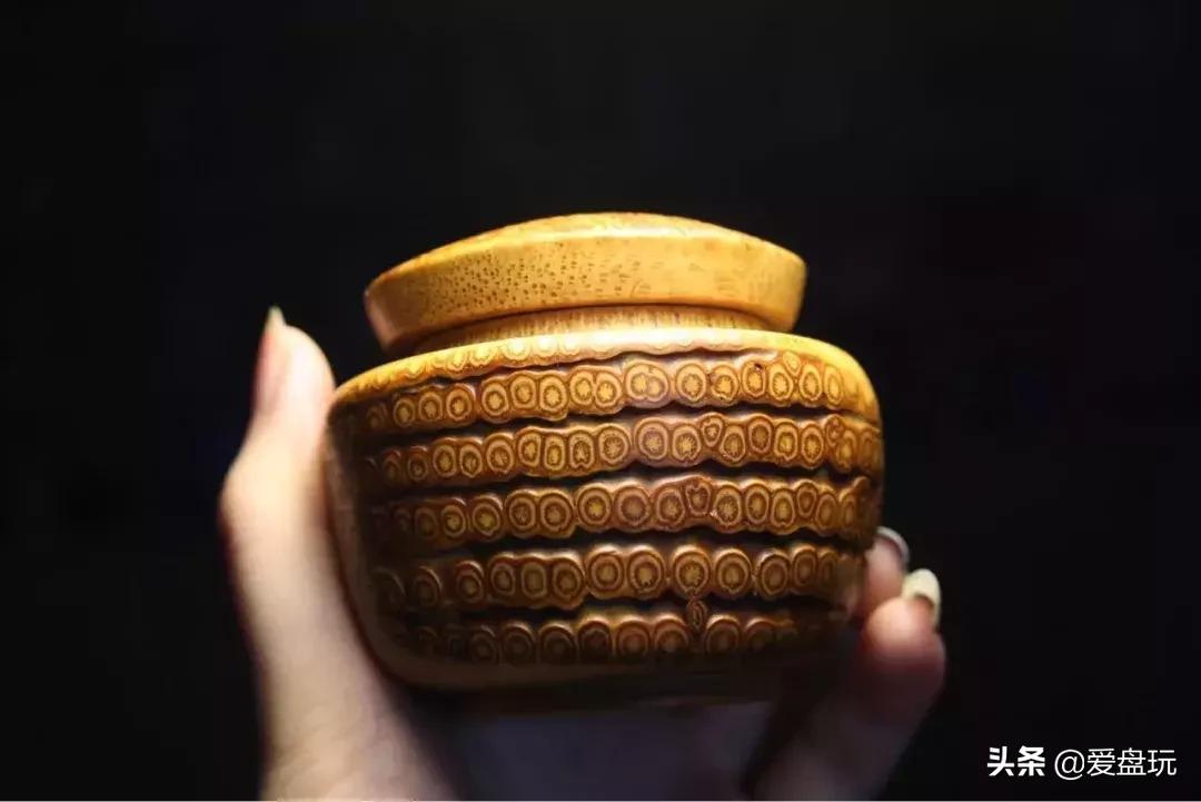 山上挖了块竹根，他砍了砍，竟能盘出通透的枣红色！