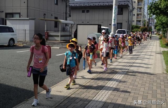日本小学生上学为什么家长不担心,日本小学生上学父母少接送