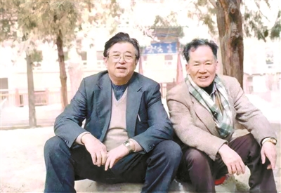 他的葬礼上，*放播**的是他作曲的《我和我的祖国》