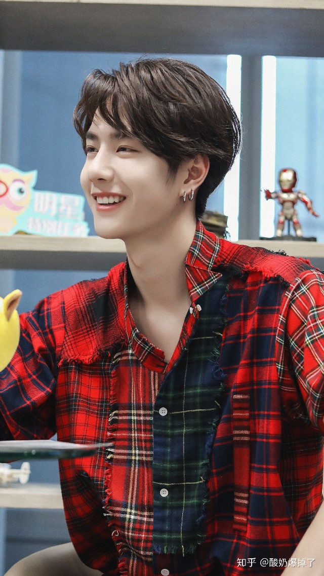 王一博和黎明长相对比,怎样评价王一博的长相气质