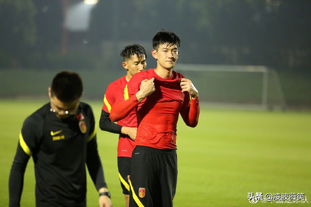 武磊洛国富拥抱,武磊赤膊