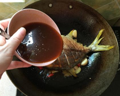 清炖鱼要不要放料酒,炖鱼别只会加水了