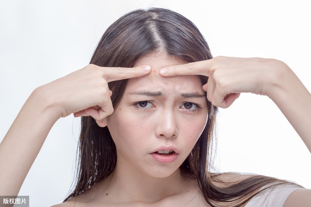 为什么有的人脸上容易长痘,成年人脸上长痘痘是什么原因
