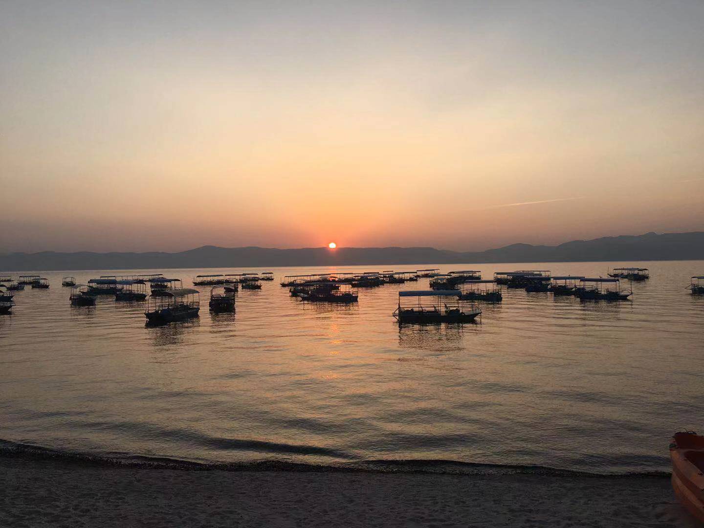 美丽而神秘的抚仙湖,抚仙湖琉璃万顷