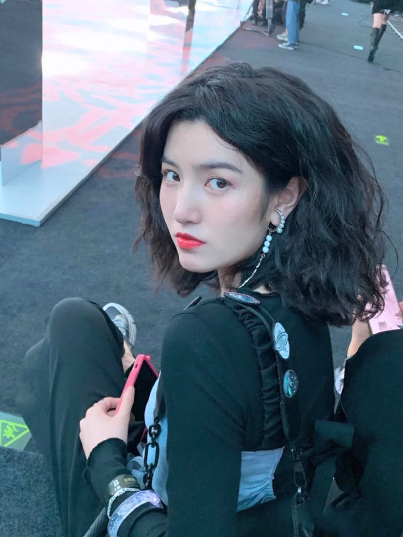 时尚潮款修脸显瘦,小方脸适合的中长发发型