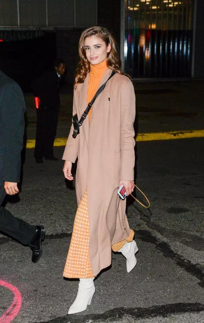 裙摆大衣怎么穿好看,大衣里面的裙子怎么穿