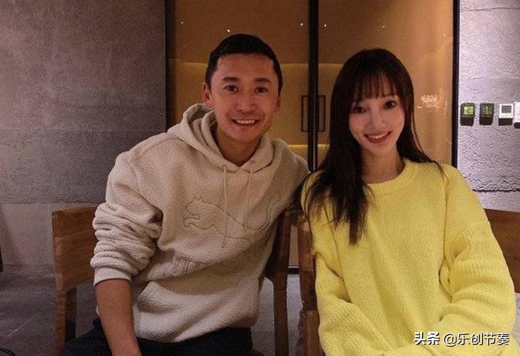 李小璐与小鲜肉合照,李小璐和路人合影