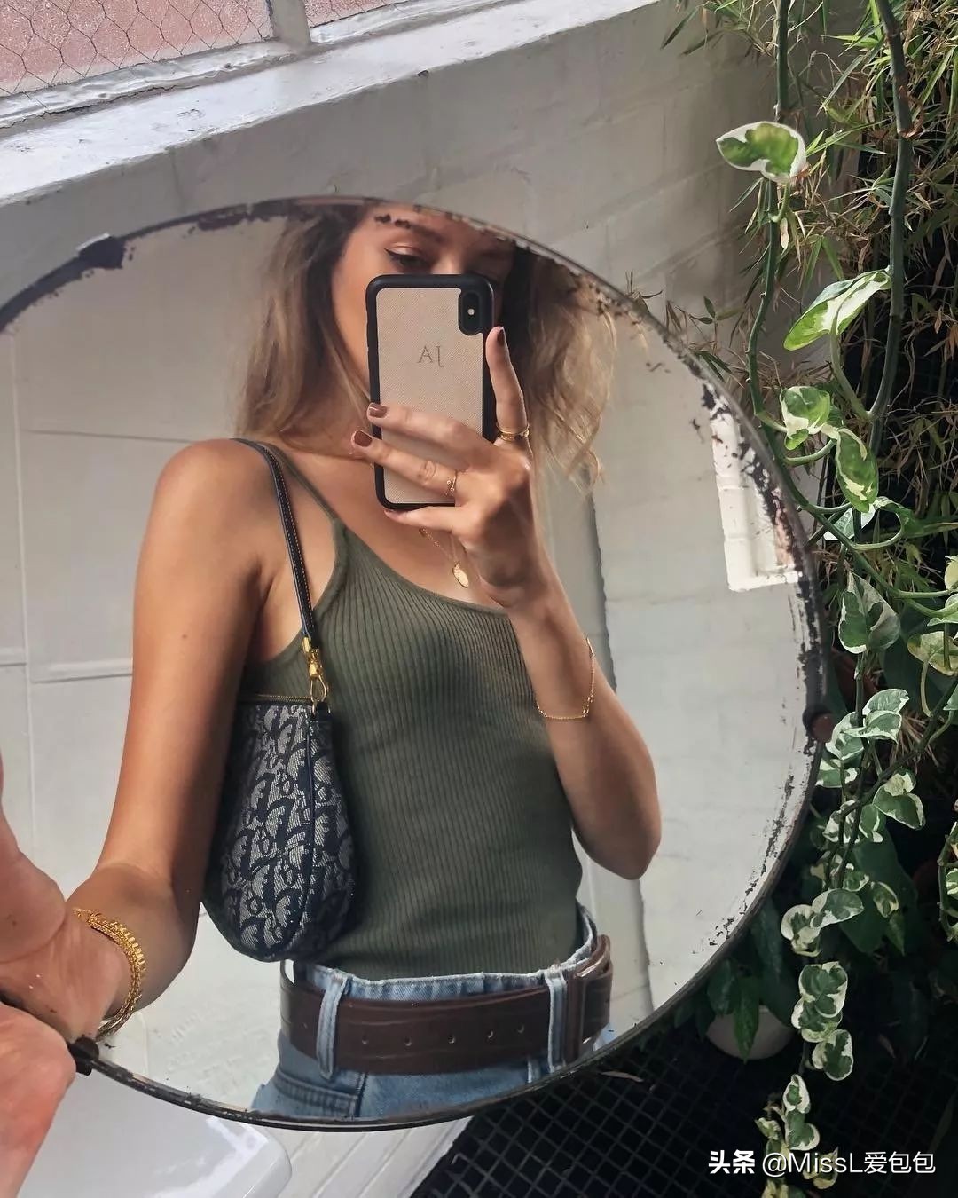 有哪些手袋既经典又时髦呢,时髦氛围感的必备单品迷你手袋