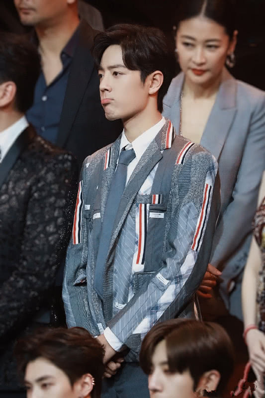 肖战最新条纹西装造型,肖战2019芭莎慈善夜晚会后台回眸