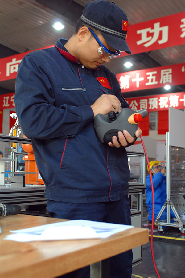 中铁宝桥集团特级技师王英锋:我是真的热爱电气维修,就像爱到骨子里渗到血液里的那种