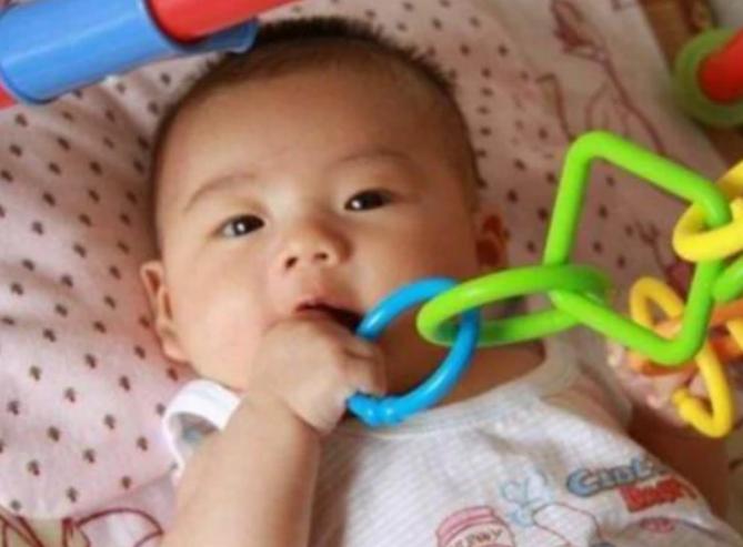 宝宝爱啃拖鞋,宝宝老是啃鞋子啥的正常吗