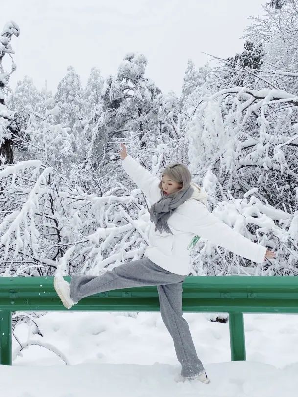 每个人的衣橱里都有一条灰色卫裤,每个人是不是都有一条灰色卫裤
