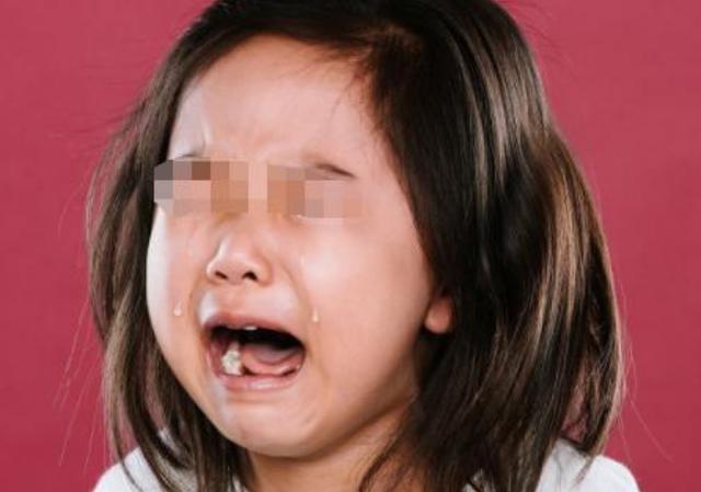 “它一直盯着我”，4岁女儿被2000元玩具吓哭，网友：换谁谁都怕