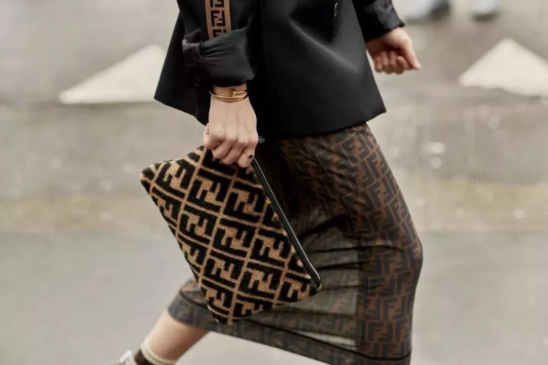 冬天必备款毛毛包 (毛毛包穿搭)