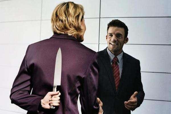 职场遇到打压你的领导怎么办,职场小白怎么避免被老员工欺负