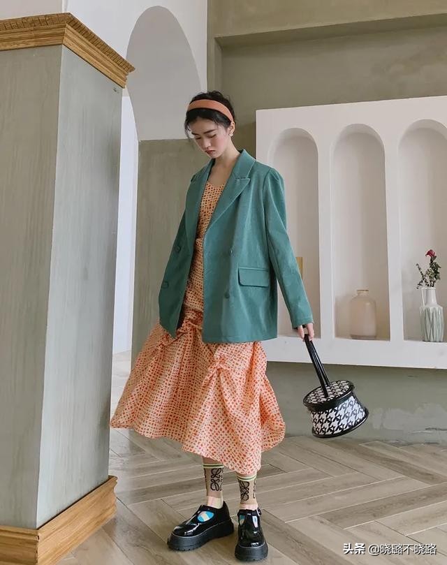 春夏流行这4件西装裙子优雅高级,短西装裙子春天这样穿美爆了