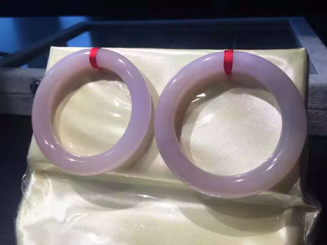 翡翠手镯怎么戴最好看,翡翠手镯会越戴越润吗