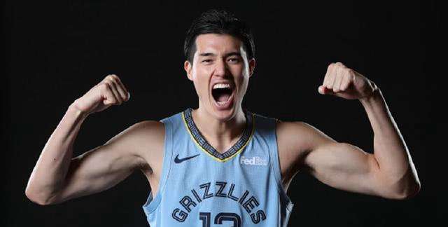 日本男篮比国足还狠！2混血2归化1本土组史上最强5虎，男篮小心了