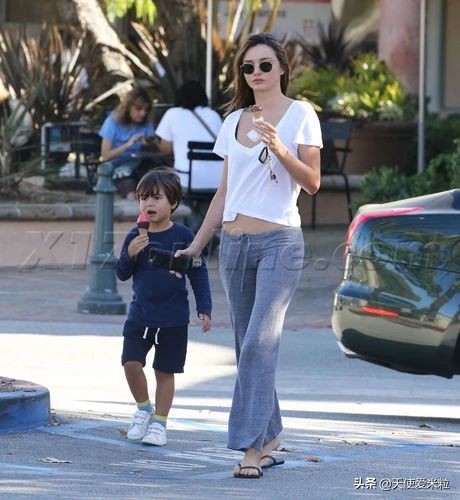 米兰达可儿挺孕肚出街四胎,米兰达可儿怀三胎图片