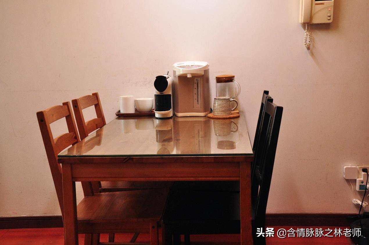 最新款式餐桌家用,实用实木餐桌款式推荐