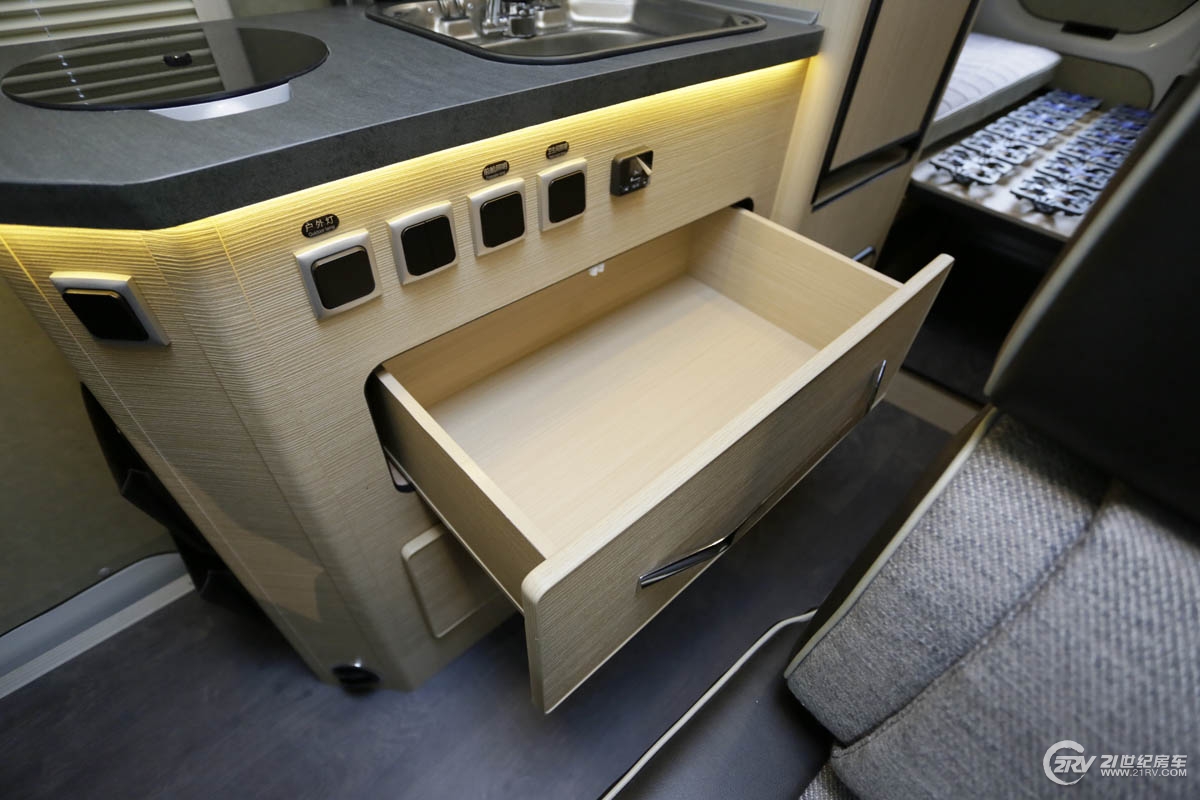 25万大通v90七座,大通v90自动挡5.95米长轴高顶房车